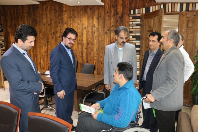 مددجويان مركز معلولين، كتابهاي خود را به شهردار لاهيجان اهدا كردند